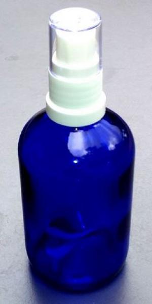 Blauwe glazen fles met pompspruikop